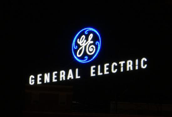 
                
	
                    
	13日，通用電氣公司（GE）在周一向監(jiān)管機(jī)構(gòu)提交的一份報(bào)告中表示，由于2017財(cái)年業(yè)績欠佳，決定取消其高級(jí)管理人員的獎(jiǎng)金，是公司126年歷史上首次，此舉為公司節(jié)省了數(shù)千萬美元。

	

	通用電氣在報(bào)告中表示：“薪酬委員會(huì)決定，通用電氣總部的高級(jí)領(lǐng)導(dǎo)人，包括前任和現(xiàn)任首席執(zhí)行官、首席財(cái)務(wù)官、副董事長、首席律顧問和人力資源總監(jiān)，將不會(huì)獲得獎(jiǎng)金，這在通用電氣歷史上還是第一次