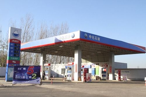 
                
	
                    
	北京時(shí)間3月13日，據(jù)路透社旗下IFR報(bào)道，三名熟知內(nèi)情的消息人士透露，中國中化集團(tuán)有限公司已經(jīng)邀請(qǐng)了多家銀行參與其關(guān)鍵石油資產(chǎn)香港IPO（首次公開招股）上市的擬議交易，預(yù)計(jì)可能通過這項(xiàng)交易籌資20億美元左右。

	

	報(bào)道稱，在此次擬議IPO交易中，中化集團(tuán)很可能將出售煉油、石油交易、儲(chǔ)存和物流業(yè)務(wù)，并出售配送和零售業(yè)務(wù)