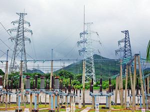 
                
	
                    
	日前，遼寧省本溪市“最老”的變電站一期改建工程完工送電，將為本鋼集團提供更加穩(wěn)定的電力供應(yīng)。

	

	據(jù)悉，數(shù)十年來，這座變電站為本鋼集團提供源源不斷的電力能源，為地區(qū)的經(jīng)濟發(fā)展立下了汗馬功勞