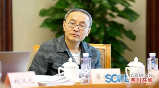 　　今年的政府工作報告中提到，要以生態(tài)優(yōu)先、綠色發(fā)展為引領(lǐng)推進長江經(jīng)濟帶發(fā)展。地處長江上游的四川是全國有名的水電大省，讓四川的清潔能源，特別是水電更好地得到利用，是全國人大代表，東方 電氣集團東方電機有限公司水輪機分廠裝配工段工段長崔興國此次參會關(guān)注的話題