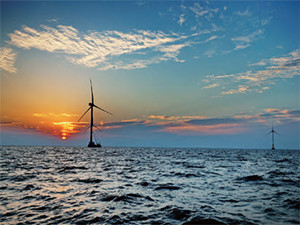 
                
	
                    
	日前，國家海洋局東海分局發(fā)文，原則同意嘉興1#海上風(fēng)電場海底電纜路由，同時(shí)要求鋪設(shè)施工前與有關(guān)利益相關(guān)者簽訂書面協(xié)調(diào)意見，與路由交越的其他海底電纜的所有者簽訂有關(guān)交越、施工的安全協(xié)議等。

	

	據(jù)悉，嘉興1#海上風(fēng)電場裝機(jī)容量為300MW，共安裝75臺單機(jī)容量為4MW的風(fēng)力發(fā)電機(jī)組，海底電纜長度共計(jì)155.2km，其中35kV海纜87.2km，220kV海纜68km，以及220kV海上升壓站，海底電纜在海堤附近通過沉箱