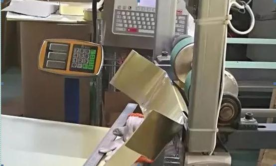 
                
	
                    
	我來自河南豪瑞，是從10年建廠開始就在豪瑞工作的老員工了，主要負(fù)責(zé)7號(hào)生產(chǎn)線的設(shè)備操作。我們一共有4臺(tái)噴碼機(jī)，我使用了其中1臺(tái)，在使用中，幾乎每次開機(jī)都需要先做噴頭清洗
