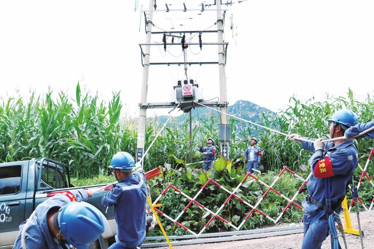 
　　宣威供電公司及時(shí)搶修速度加快、工作效率提高，讓群眾真正感受到了充足電力帶來的變化。 寧奇功 攝

　　過去的一年對(duì)于云南電網(wǎng)公司曲靖宣威供電公司來說是收獲的一年：售電量比2016年增長7.79%，達(dá)11.6億千瓦時(shí)；電費(fèi)回收率100%，比2016年上升0.5個(gè)百分點(diǎn)；綜合線損率6.85%，比去年下降了1.22個(gè)百分點(diǎn)；第三方客戶滿意度81分，比2016年提升6分，完成了190個(gè)易地扶貧搬遷用電項(xiàng)目……

　　面對(duì)一組組變化的數(shù)據(jù)，滿意的不僅是領(lǐng)導(dǎo)和員工，也有從中受益的廣大