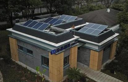 
                
	
                    
	近日，寧波市鄞州區(qū)首座光伏發(fā)電公廁投入使用。公廁外頂?shù)奶柲芄夥l(fā)電板，在日光充足的情況下，基本可滿足公廁內(nèi)用電，剩余電量輸送至國家電網(wǎng)