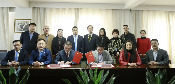 
                
	
                    
	3月15日，江蘇比高投資集團(tuán)有限公司董事長黃亞強(qiáng)率隊(duì)到訪遠(yuǎn)東控股集團(tuán)，簽訂合作框架協(xié)議。江蘇比高新能源集團(tuán)執(zhí)行總裁佘亞軍、副總裁謝雄偉、財(cái)務(wù)總監(jiān)宋金麗、法律顧問安學(xué)澤同行參訪