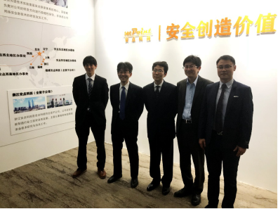 　　3月13日，橫河電機(jī)株式會(huì)社(YOKOGAWA)海外總監(jiān)陳忠先生、產(chǎn)品事業(yè)部負(fù)責(zé)人岡本弘文先生等企業(yè)高管、技術(shù)研發(fā)負(fù)責(zé)人、市場(chǎng)營(yíng)銷負(fù)責(zé)人一行訪問安點(diǎn)科技總部，與安點(diǎn)科技高級(jí)副總裁楊磊先生、研發(fā)中心總監(jiān)吝寧先生等公司領(lǐng)導(dǎo)、專家探討雙方多層面戰(zhàn)略合作。  　　日本橫河電機(jī)株式會(huì)社(YOKOGAWA)是工業(yè)自動(dòng)化控制系統(tǒng)、信息系統(tǒng)、測(cè)量系統(tǒng)的多元化全球制造商，也是安點(diǎn)科技重要的戰(zhàn)略合作伙伴，目前，雙方在產(chǎn)品開發(fā)、技術(shù)服務(wù)、市場(chǎng)營(yíng)銷等領(lǐng)域已展開全面合作