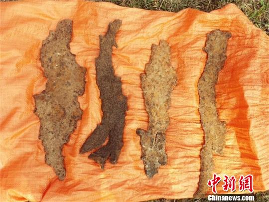 
			              中國(guó)葛洲壩集團(tuán)電力公司17日透露，該公司承建的老撾南屯1水電項(xiàng)目c標(biāo)段輸電線路項(xiàng)目在近日順利完成154千米500千伏主線路的通道清雷工作，為后續(xù)全線開(kāi)工起到重要作用。

清理出來(lái)的炸彈劉杰攝
據(jù)了解，清雷工作始于今年1月23日，共清理現(xiàn)場(chǎng)面積1078萬(wàn)平方米，施工范圍內(nèi)共發(fā)現(xiàn)14枚未爆彈藥，500多塊彈藥碎片