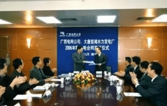
	中國(guó)儲(chǔ)能網(wǎng)訊：2015年3月15日，中共中央、國(guó)務(wù)院印發(fā)《關(guān)于進(jìn)一步深化電力體制改革的若干意見》(中發(fā)〔2015〕9號(hào)) ( 以下簡(jiǎn)稱中發(fā)9號(hào)文件)  ，以此為標(biāo)志，新一輪電力體制改革正式啟動(dòng)。隨著改革政策逐步落地，電力市場(chǎng)法律主體更加多元，電網(wǎng)企業(yè)的法律定位和經(jīng)營(yíng)模式發(fā)生重大變化，與其他市場(chǎng)主體法律關(guān)系發(fā)生重大調(diào)整，新型的法律問題也將逐步顯現(xiàn)，在計(jì)劃經(jīng)濟(jì)體制下構(gòu)建的電力法體系已經(jīng)滯后于改革實(shí)踐，對(duì)改革后出現(xiàn)的上述具體問題的解決方案暫時(shí)“缺位”