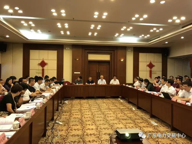
	
		 中國儲能網(wǎng)訊：2018年7月5日-6日，國家能源局南方監(jiān)管局在廣東東莞組織召開“南方(以廣東起步)電力現(xiàn)貨市場交易規(guī)則專家研討會暨市場監(jiān)管研討會”，邀請了國家能源局相關(guān)司、南方能源監(jiān)管局有關(guān)負(fù)責(zé)同志，廣東省發(fā)展改革委、經(jīng)濟(jì)和信息化委員會相關(guān)部門負(fù)責(zé)人，中國科學(xué)院院士王錫凡、清華大學(xué)教授夏清等電力系統(tǒng)專家，電力調(diào)度機(jī)構(gòu)、電力交易機(jī)構(gòu)、電網(wǎng)企業(yè)相關(guān)負(fù)責(zé)人及主要電力企業(yè)、電力用戶代表等130余位代表參會。
	
	
		
			
		
		
		
			會議對南方(以廣東起步)現(xiàn)貨市場模式下