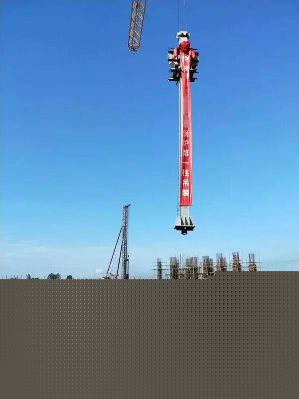 
                    　　9月10日上午8點(diǎn)10分，由西北火電承建的印尼2×135MW燃煤電站項(xiàng)目，第一根立柱順利起吊，并緩緩就位，標(biāo)志著該工程進(jìn)入設(shè)備全面安裝階段。
 

 
　　此次吊裝工作的順利進(jìn)行標(biāo)志著本項(xiàng)目安裝工作正式拉開(kāi)了帷幕，為項(xiàng)目后續(xù)順利施工奠定了堅(jiān)實(shí)的基礎(chǔ)