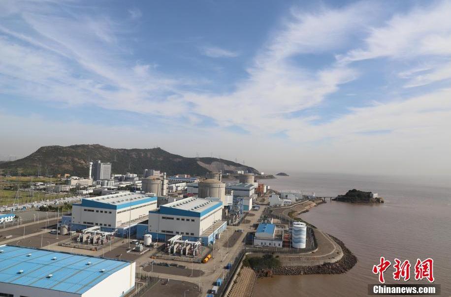 
			              10月19日，記者走進(jìn)位于浙江省海鹽縣的秦山核電基地。據(jù)悉，秦山核電目前共有9臺運(yùn)行機(jī)組，總裝機(jī)容量為656.4萬千瓦，年發(fā)電量約500億千瓦時，是目前中國最大的核電基地